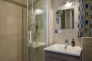 Premium Double Room | Bathroom | Hair dryer - Auberge Le Colombien - Hôtel Restaurant (Villandry)