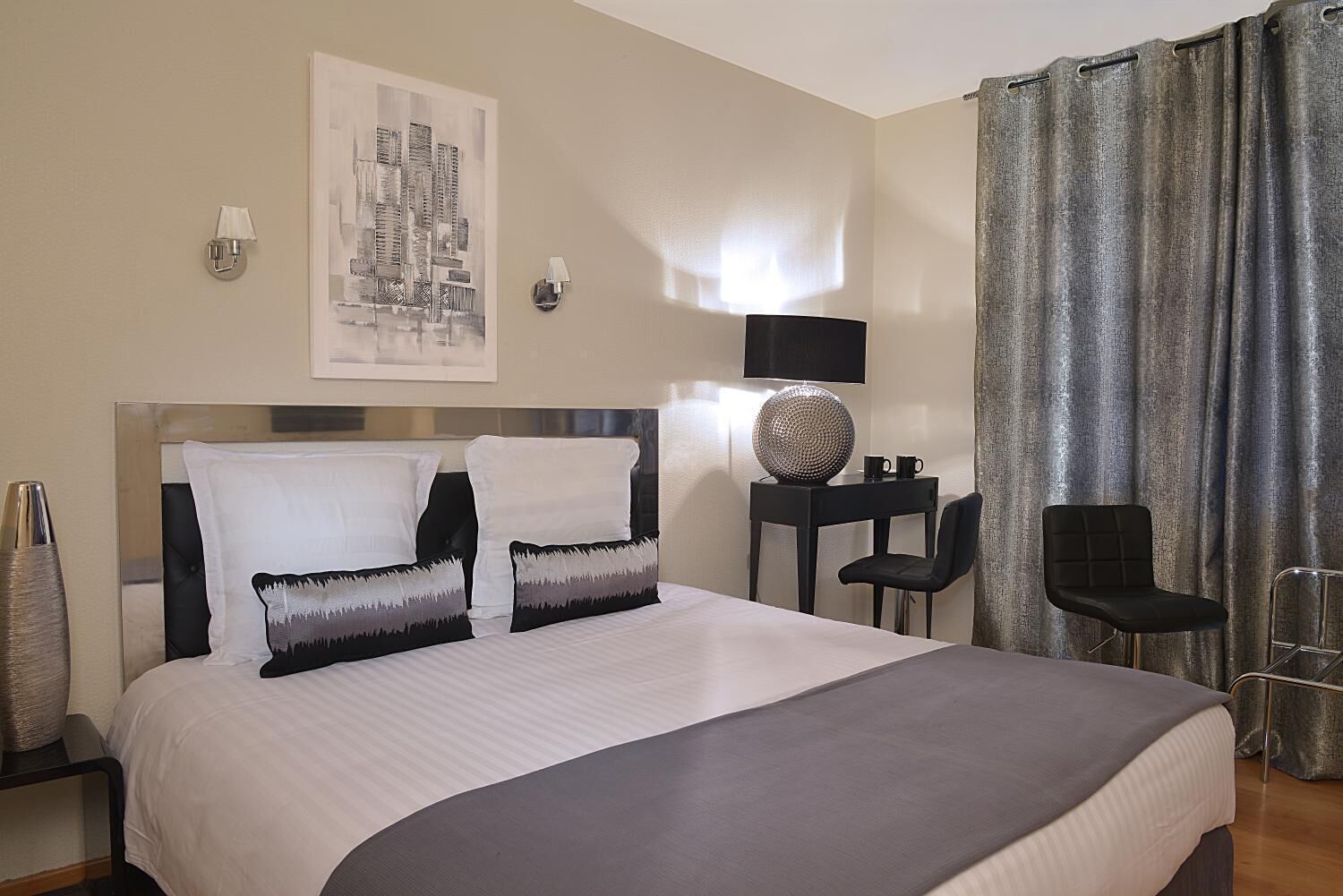 Escriptori, cortines opaques, wifi gratuïta i roba de llit 