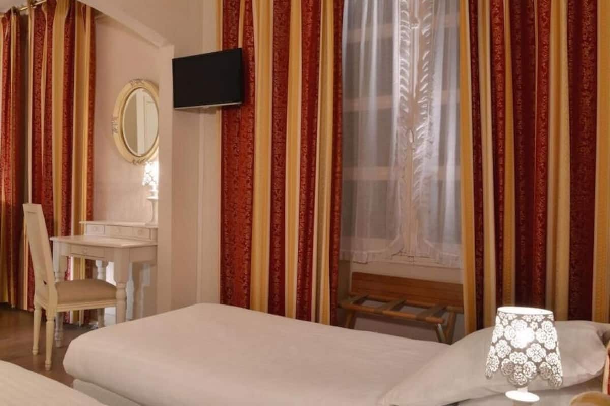 Escritorio, cortinas blackout, wifi gratis y ropa de cama