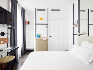 Desk, soundproofing, free WiFi, bed sheets