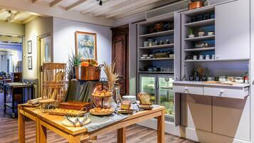 Petit déjeuner (9 EUR par personne)