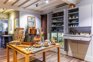 Breakfast (EUR 9 per person)