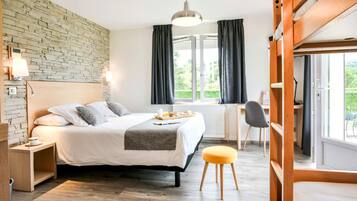 Vierpersoonskamer | Een bureau, een strijkplank/strijkijzer, extra bedden, gratis wifi