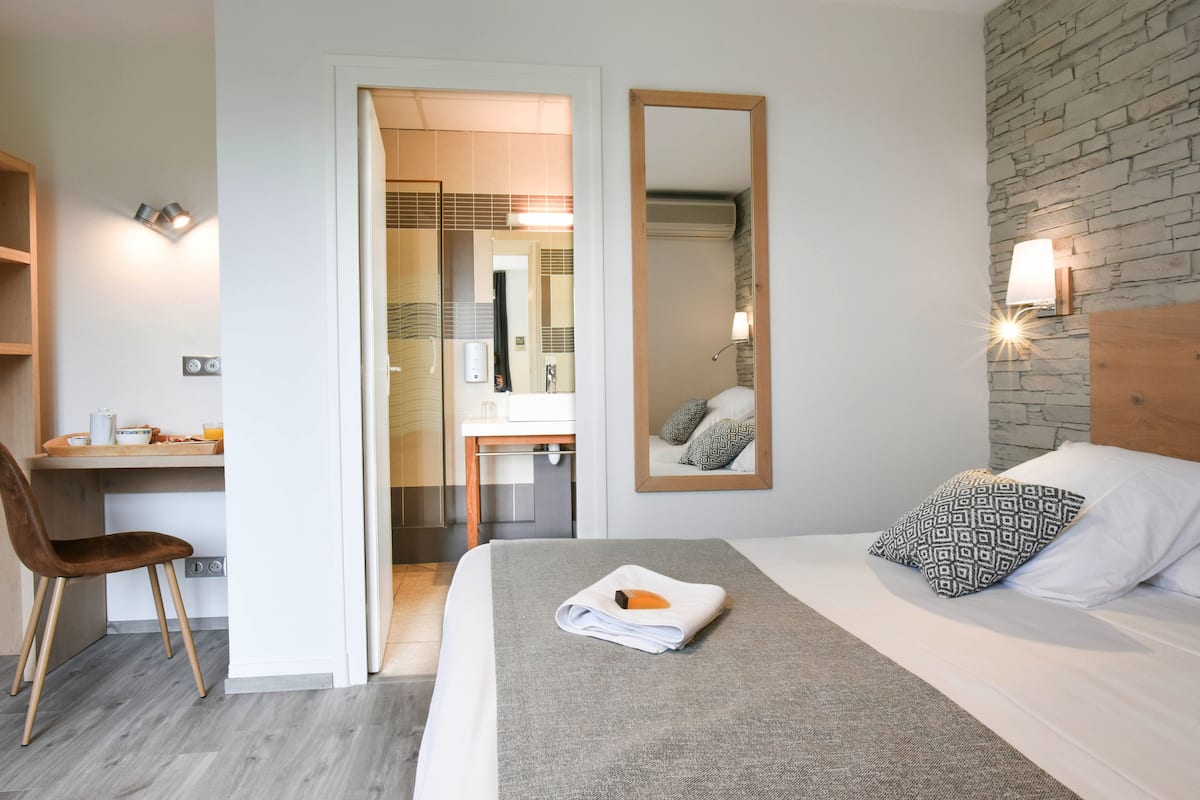 double room | desk, iron/ironing board, rollaway beds, free wifi