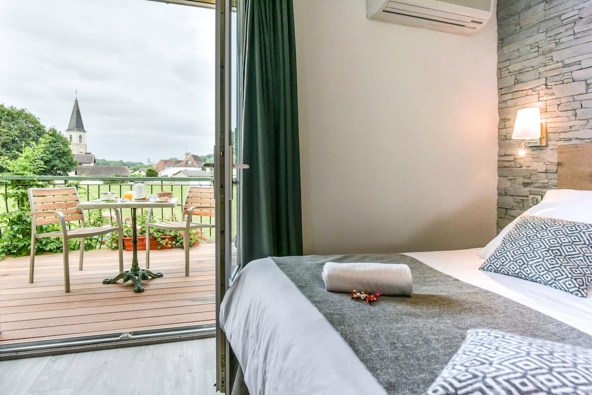 double room, balcony | desk, iron/ironing board, rollaway beds, free wifi