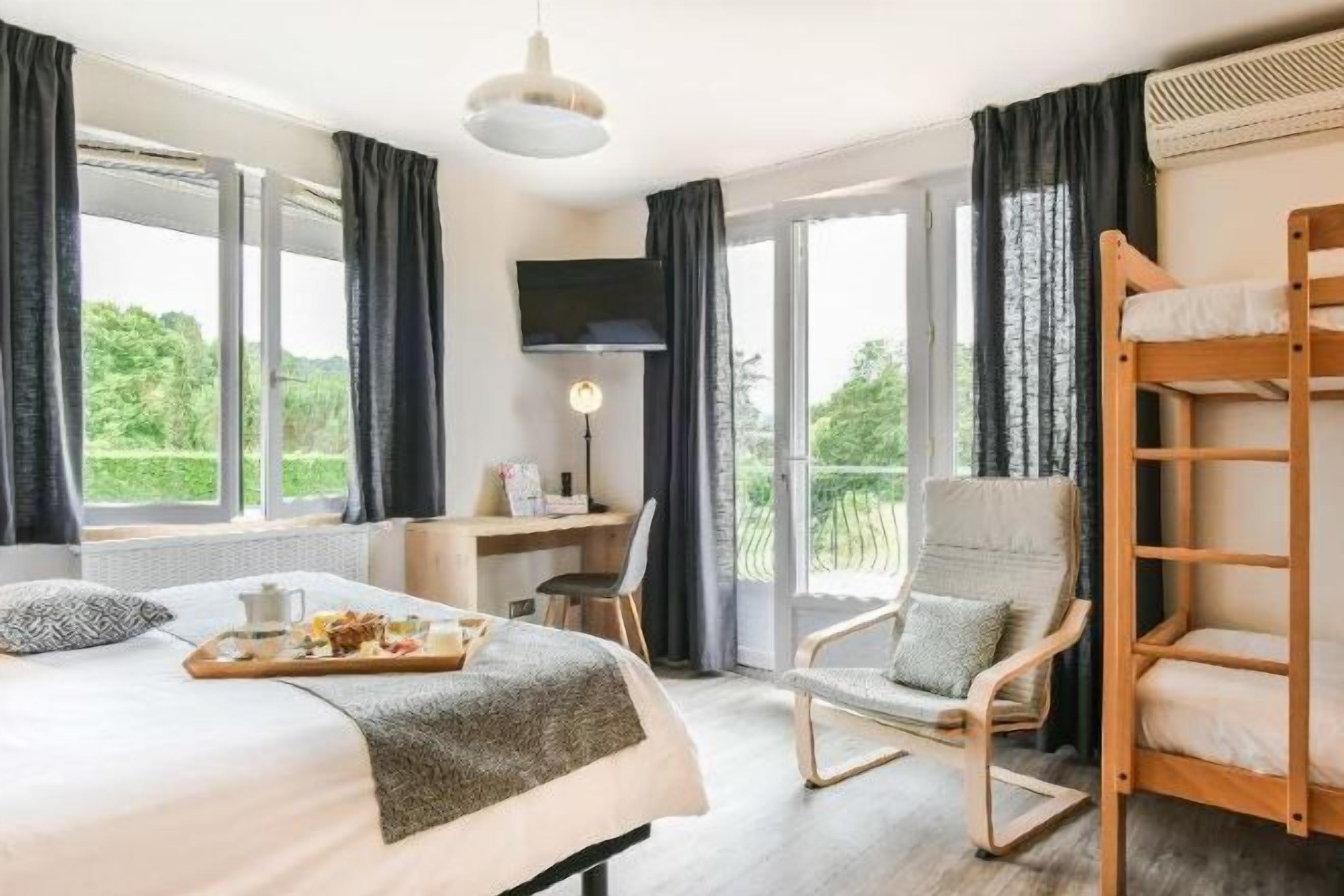 Escritorio, tabla de planchar con plancha y camas plegables/adicionales 