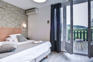 Quarto casal, sacada | Escrivaninha, ferros/tábuas de passar roupa