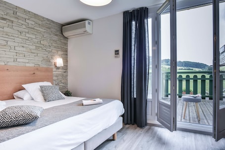Camera doppia, balcone | Una scrivania, ferro/asse da stiro, letti aggiuntivi (a pagamento). Auberge du Relais