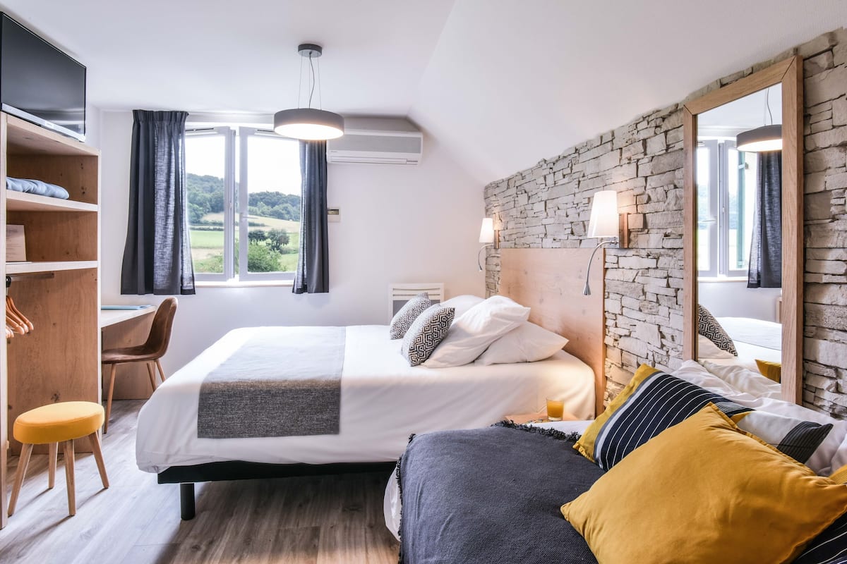 triple room | desk, iron/ironing board, rollaway beds, free wifi