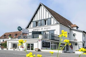 A hotel named "Auberge du Relais" with a classic European architectural style, featuring a balcony and a signboard indicating it is a hotel and restaurant. - Auberge du Relais (Berenx)