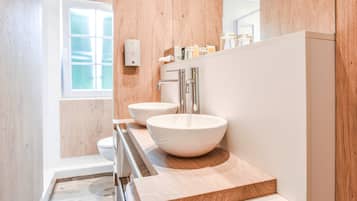 Gratis toiletartikelen, een haardroger, handdoeken