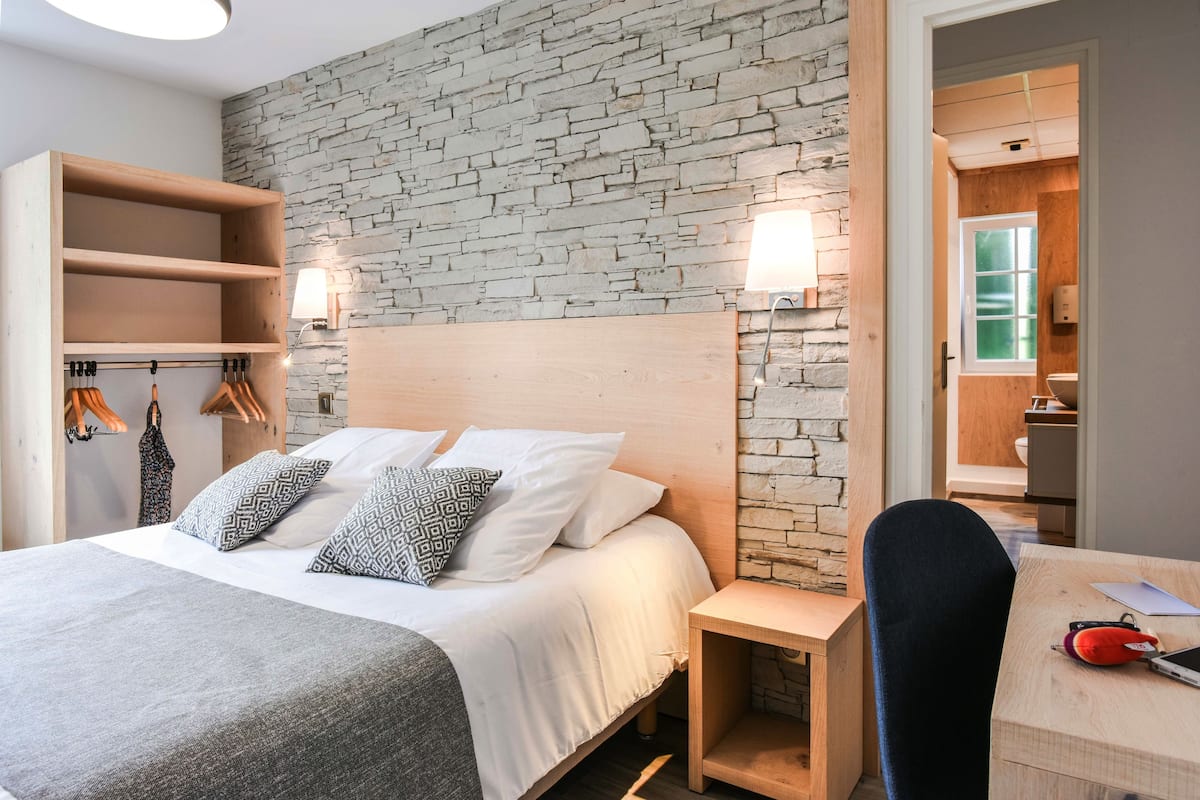 Habitación doble | Escritorio, tabla de planchar con plancha, camas extra y wifi gratis