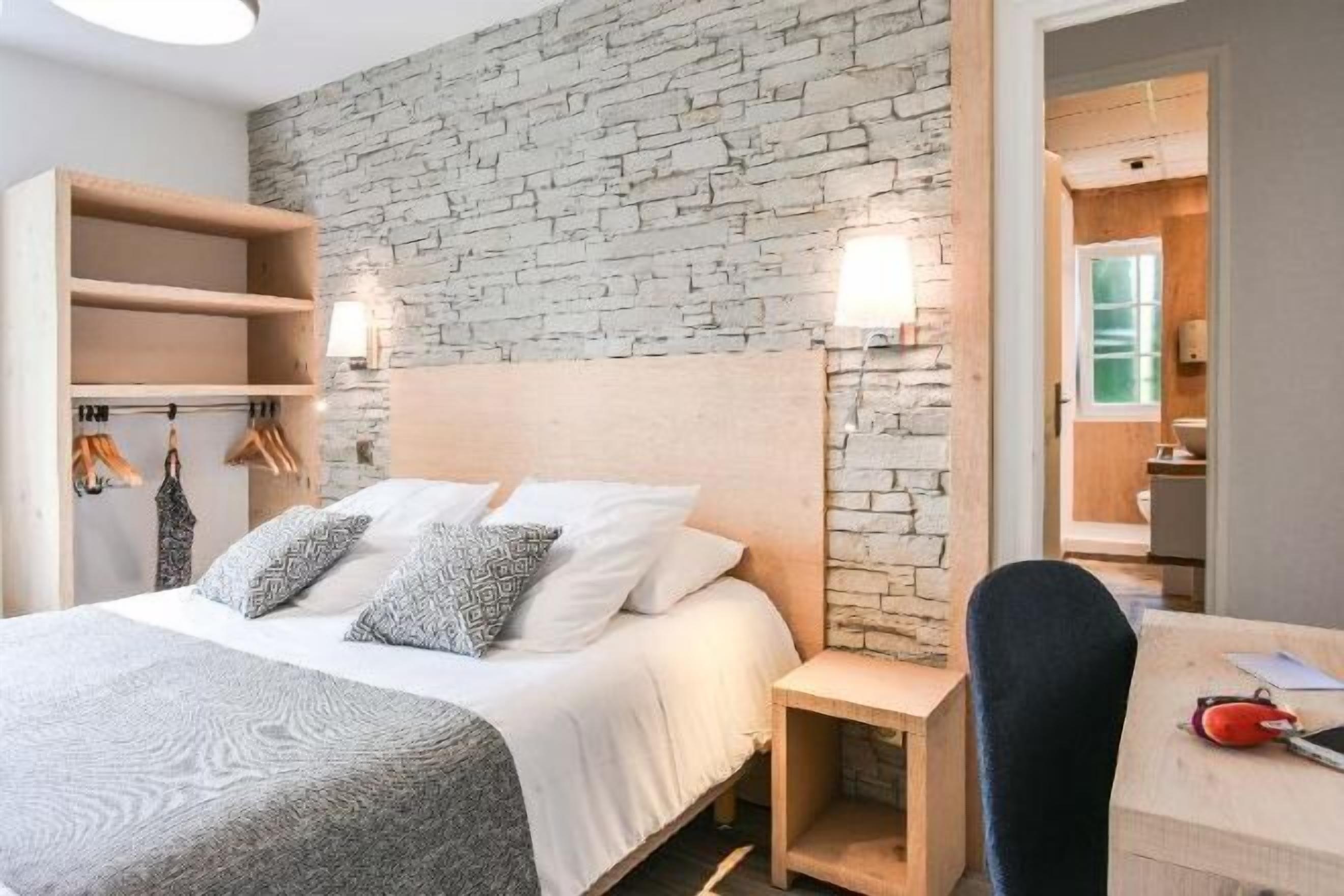 Escritorio, tabla de planchar con plancha y camas plegables/adicionales 