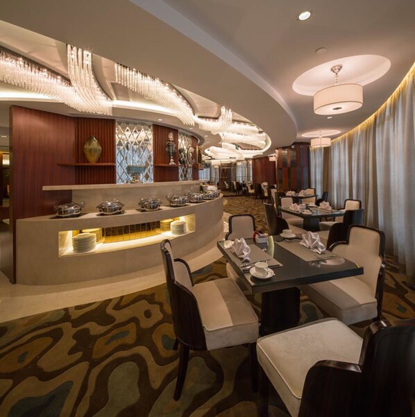 2 restaurants servant le déjeuner