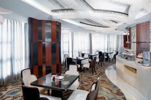 2 restaurants; breakfast, lunch, and dinner served