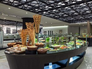 Ein reichhaltiges Buffet mit verschiedenen Speisen und dekorativen Elementen.