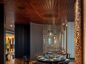 3 restaurants; breakfast, lunch and dinner served 