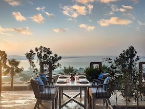 3 restaurants, breakfast, lunch, dinner served; international cuisine