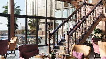 3 restaurants; breakfast, lunch and dinner served