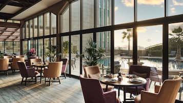 3 restaurants; breakfast, lunch and dinner served