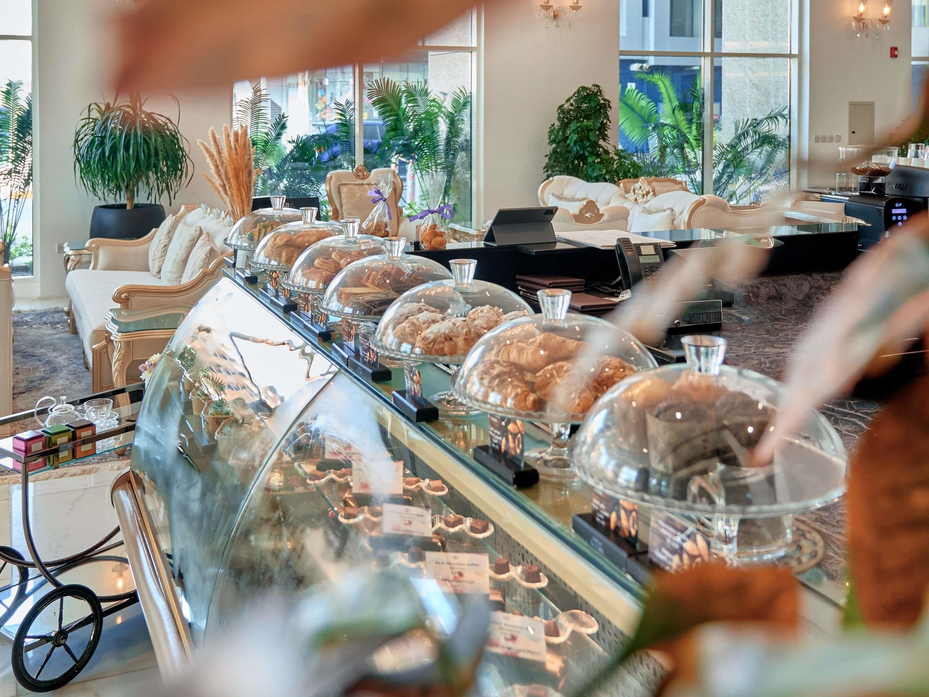 3 restaurants servant le petit déjeuner, le déjeuner et le dîner