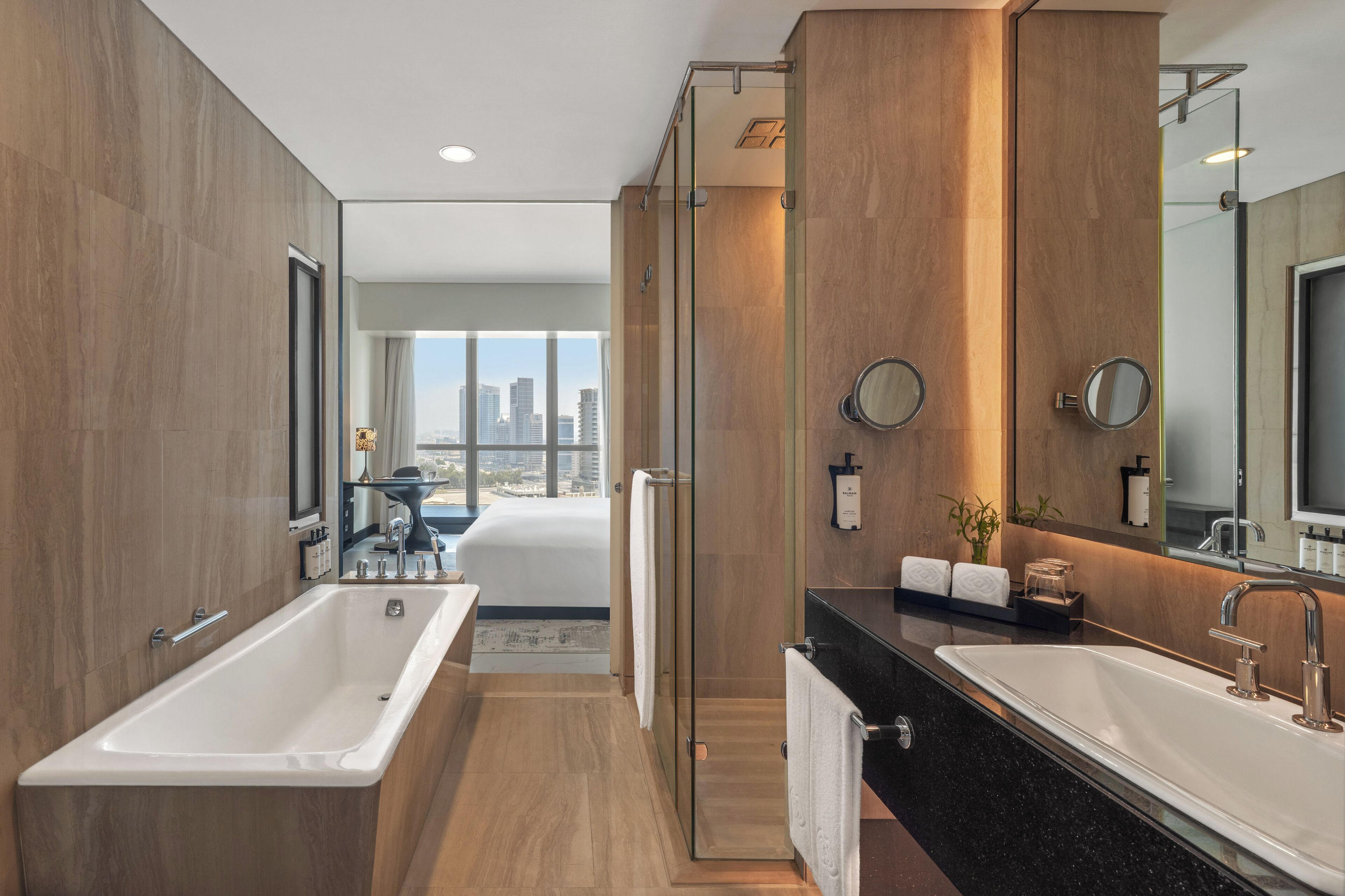 Un baño moderno con una bañera grande, lavamanos doble y un espejo amplio.