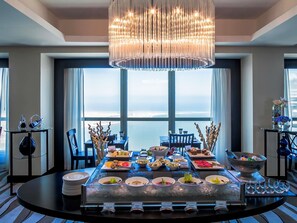 3 restaurants, breakfast, lunch, dinner served; international cuisine  - Sofitel Abu Dhabi Corniche (Abu Dhabi)