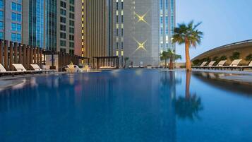 2 outdoor pools, pool umbrellas