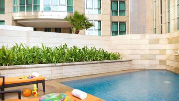 2 outdoor pools, pool umbrellas