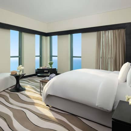 Suite Club, 1 très grand lit, coin cuisine, vue mer (Imperial. Club Millesime Access) | Literie de qualité supérieure, minibar, coffres-forts dans les chambres