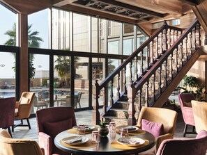 3 restaurants, breakfast, lunch, dinner served; international cuisine 