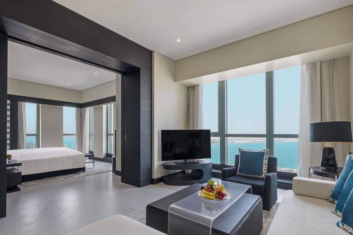 Club suite | Luxe beddengoed, een minibar, een kluis op de kamer, een bureau