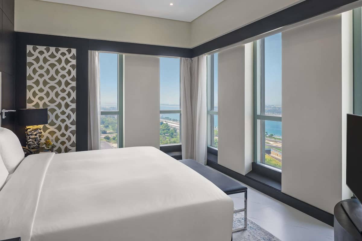 Prestige Suite with Club Access and Sea or City View | Hochwertige Bettwaren, Minibar, Zimmersafe, Schreibtisch