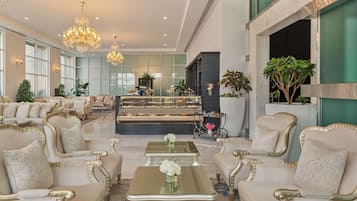 3 restauranter, frokost, lunsj og middag serveres, internasjonale retter