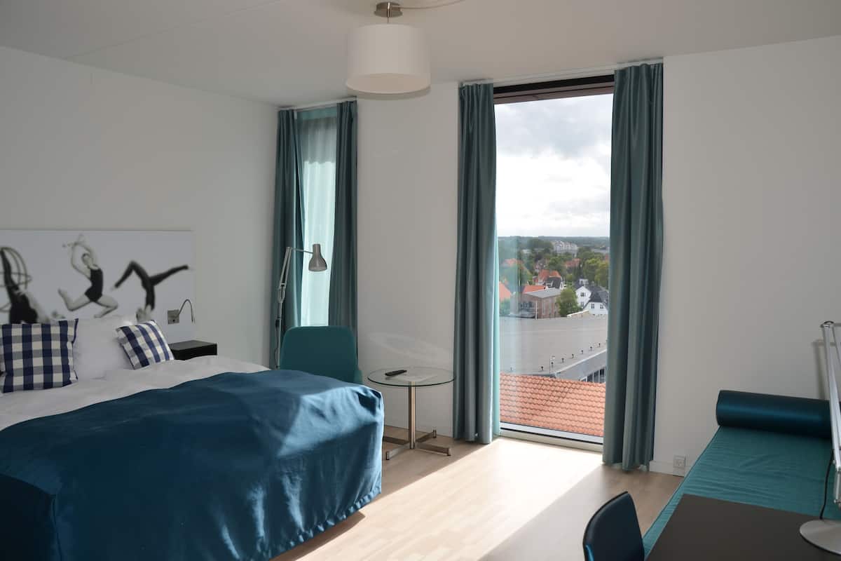 family room | 1 bedroom, hypo-allergenic bedding, pillow-top beds, in-room safe