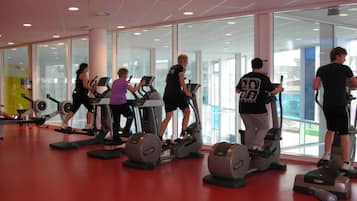 Ein Fitnessraum mit Laufbändern, Ergometer und Rudergeräten.