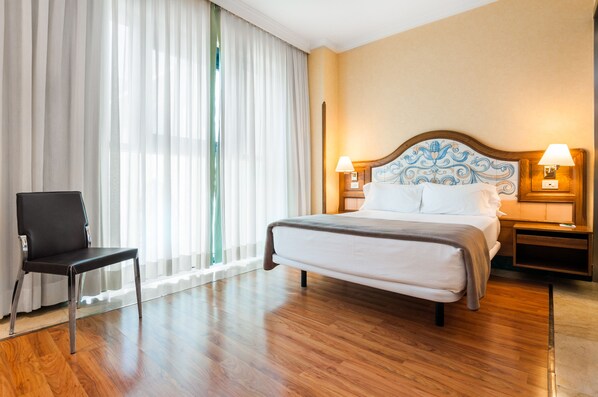 Safe på rommet, skrivebord, blendingsgardiner og lydisolert