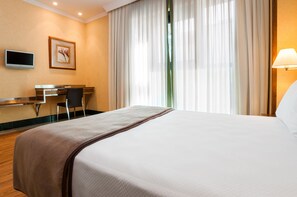 In-room safe, desk, blackout drapes, soundproofing - Hotel Julia Madrid (Madrid)