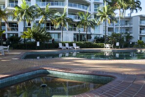 Outdoor pool, pool loungers - Mariners North Holiday Apartments (Townsville)