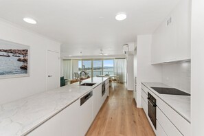 Appartement Supérieur, 2 chambres | Cuisine privée | Grand réfrigérateur, micro-ondes, four, plaque de cuisson