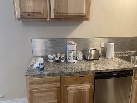 Refrigerador, microondas, cafetera/tetera