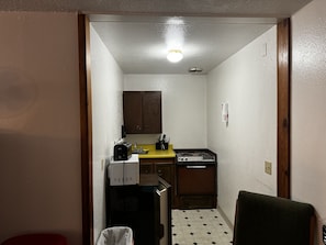 Family Studio, Kitchenette | Private kitchenette | Fridge, microwave, coffee/tea maker