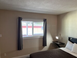 Quarto solteiro básico, 1 cama King | Individualmente mobiliados, escrivaninha, Wi-Fi de cortesia