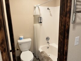 Basic Single Room, 1 King Bed | Bathroom | Free toiletries, towels