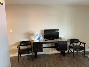 Habitación individual básica, 1 cama King size | Muebles diferentes, escritorio, wifi gratis y ropa de cama 