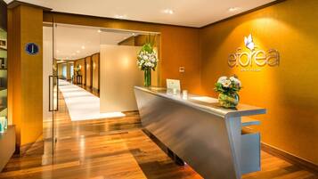 Couples treatment rooms, body treatments, aromatherapy, body wraps