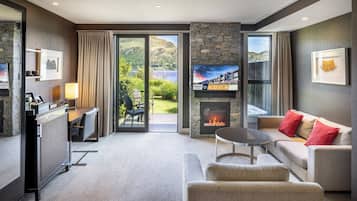 Room, 1 King Bed (Relaxation) | Living area