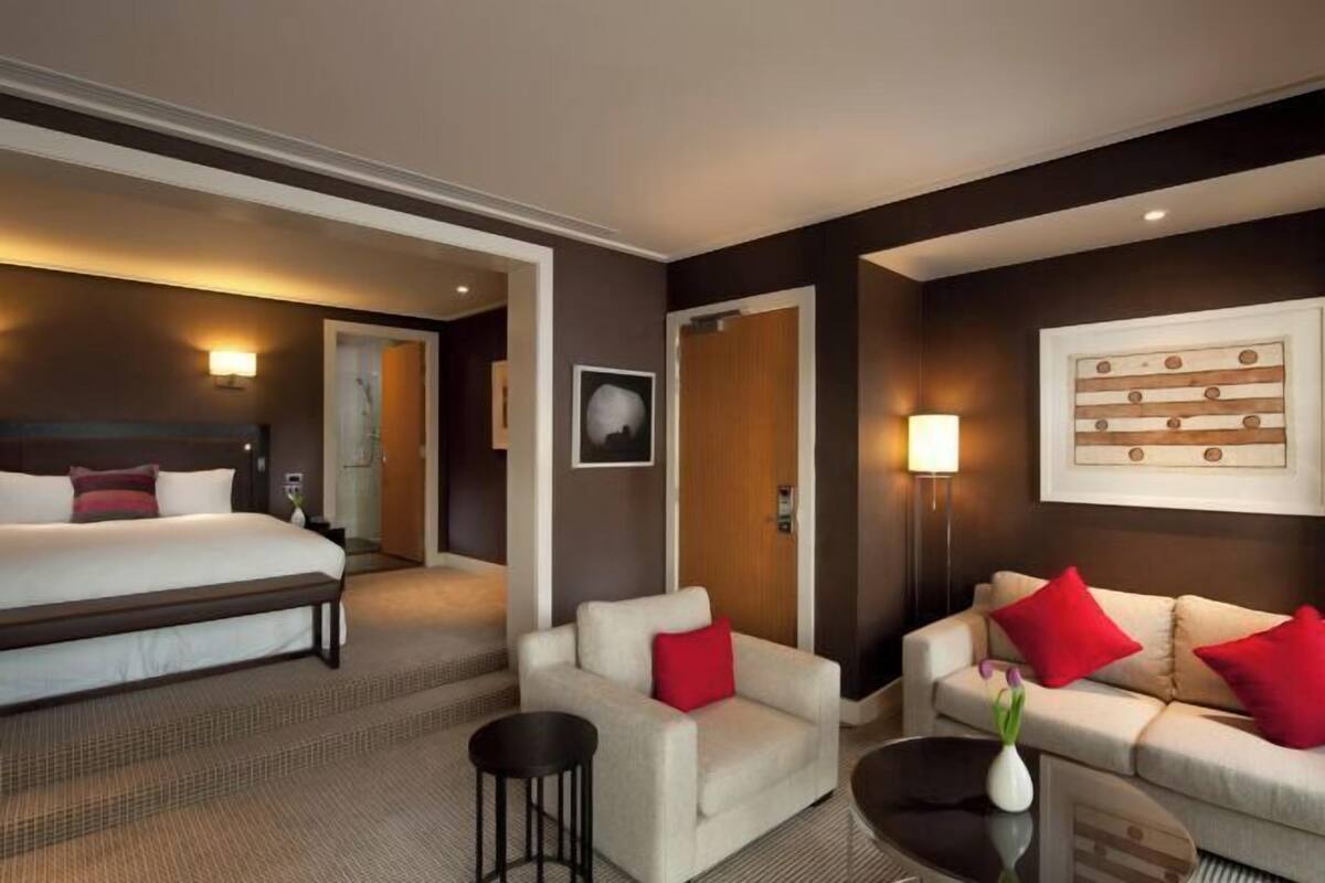 Premium bedding, minibar, in-room safe, soundproofing