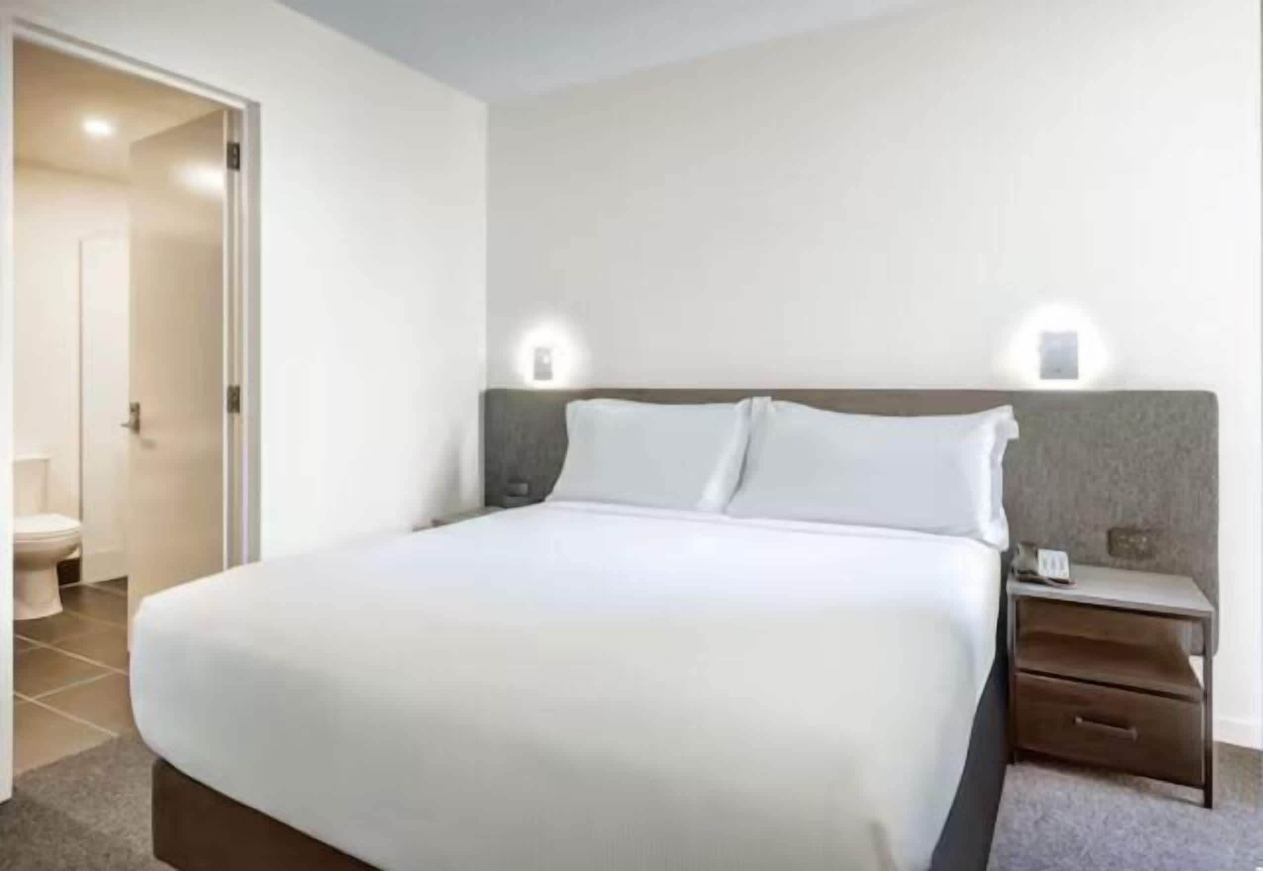 Roupas de cama premium, frigobar, cofres nos quartos