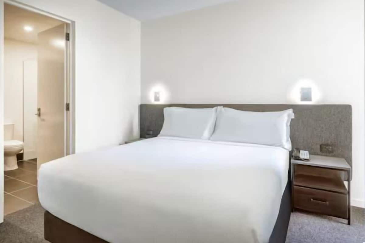 Premium bedding, minibar, in-room safe, soundproofing